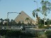 Pohled na pyramidy z křižovatky